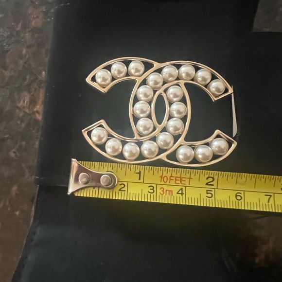 AUTHENTIC  CHANEL PEARL BROOCH - Picture 3 of 4